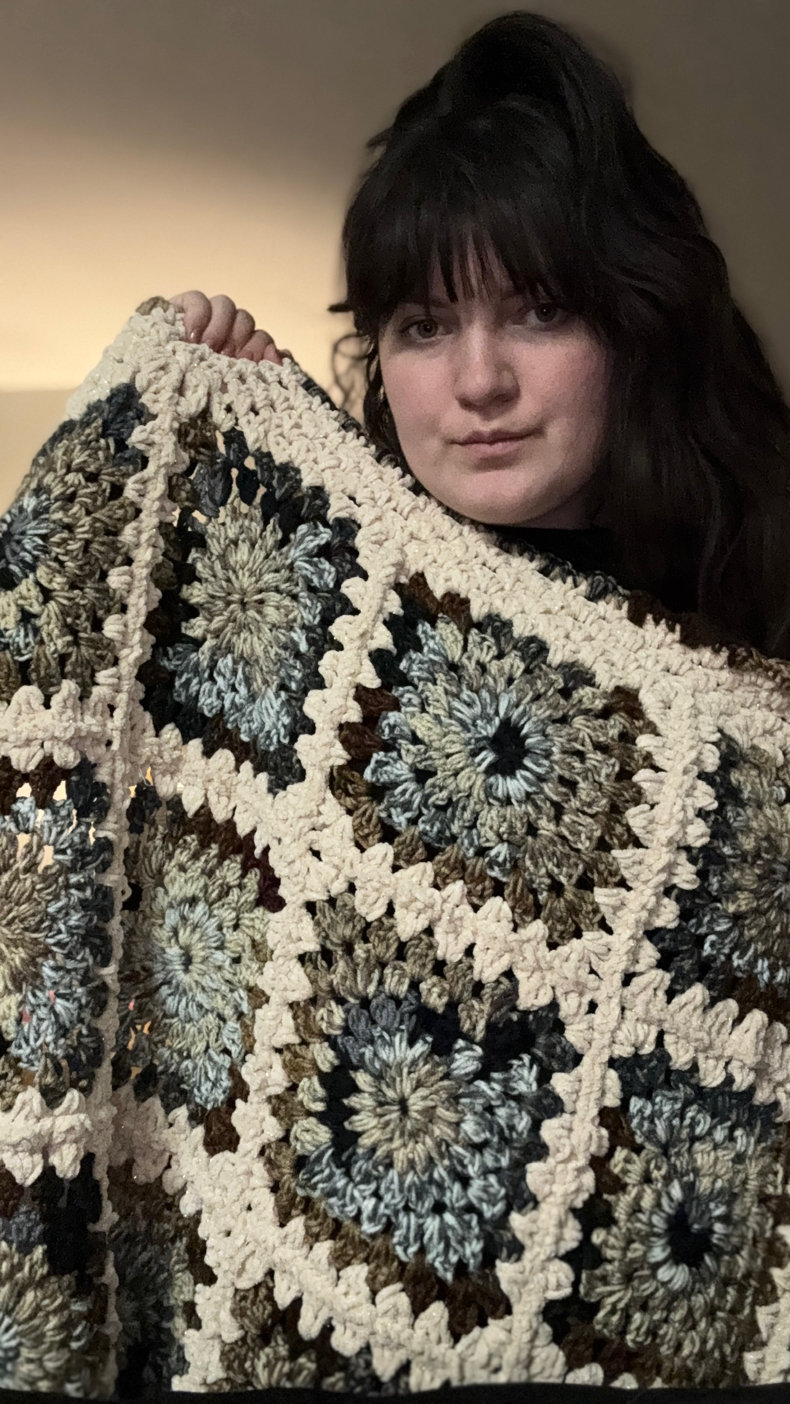 Macro texture of wool yarn strands